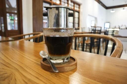 Cà phê phin – biểu tượng của văn hóa cà phê Việt