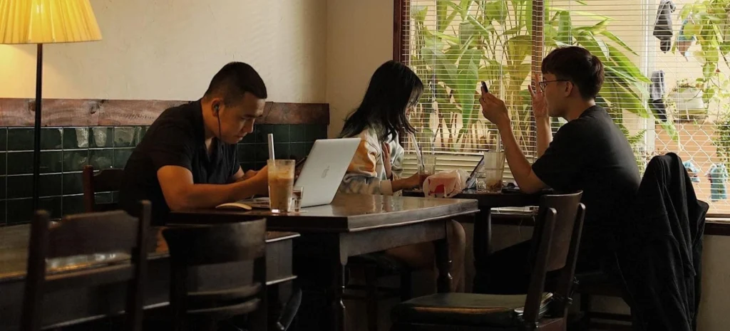 Văn hóa làm việc tại quán café của giới trẻ hiện đại